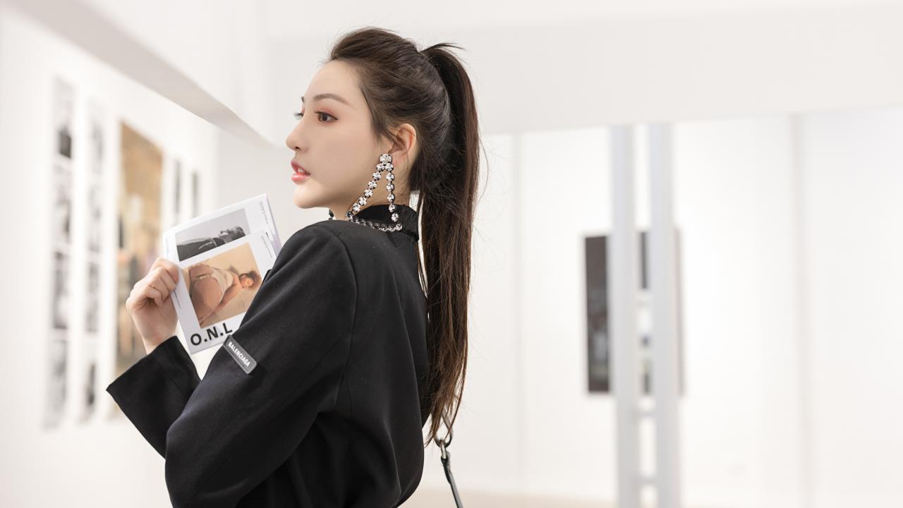 Steam上侧脸唱歌的妹子，虚拟世界中的音乐精灵